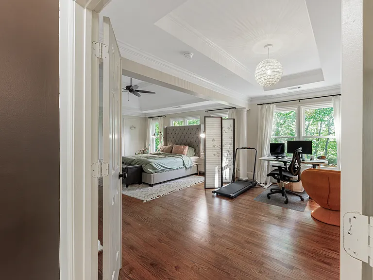5th bedroom (Master) on Floor 2 - Pic 1