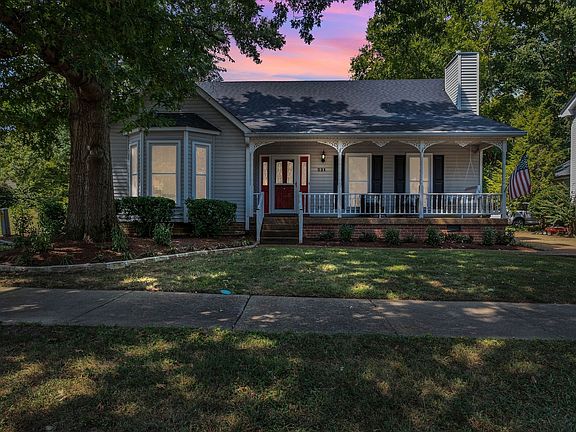 3rd image of 221 Adams Ct