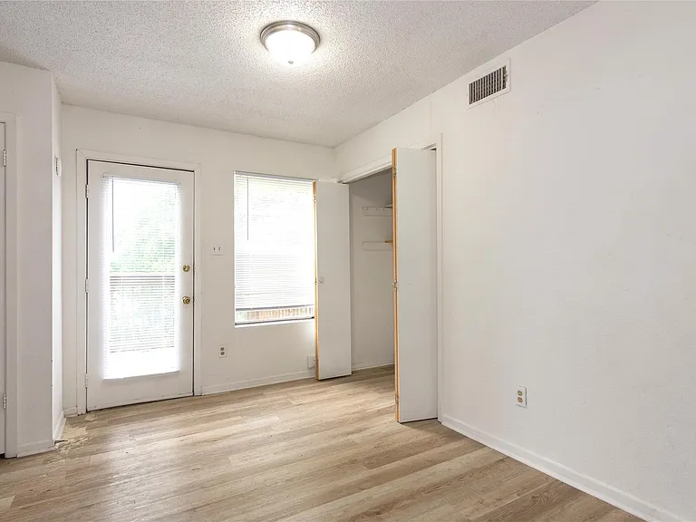 1607 Onion Creek Village Dr #D — Photo 6