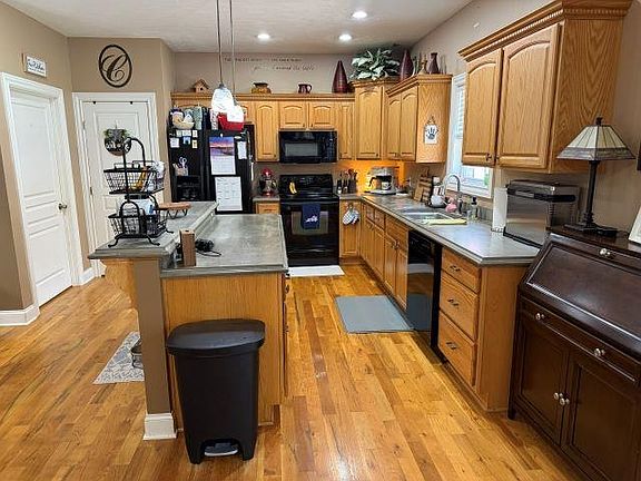 4th image of 212 Oakridge Way