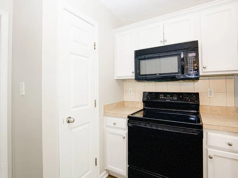 196 Lochwood Dr — Photo 16