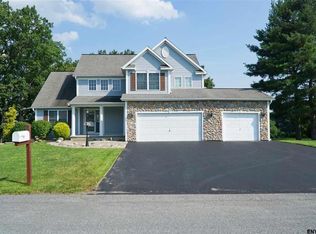 39 Mountainwood Dr, Glenville, NY 12302