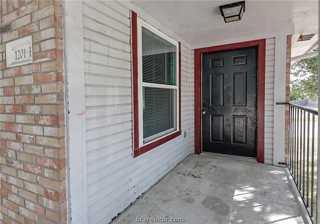 2 bed, 2.0 bath, 1035 sqft, $1,300 — Photo 2