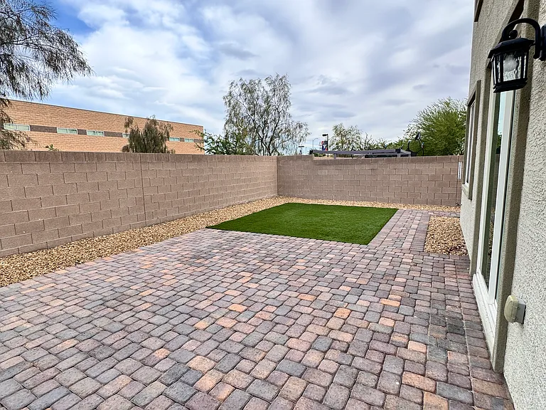 White Opal St — Photo 20