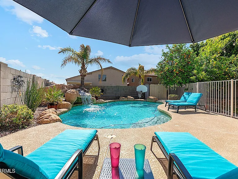 1125 E Irma Ln — Photo 3