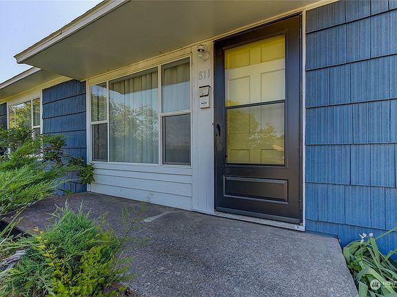 2nd image of 811 S Grand Drive