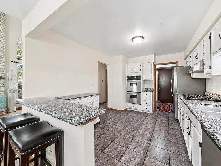 2216 Seaver Ln — Photo 7
