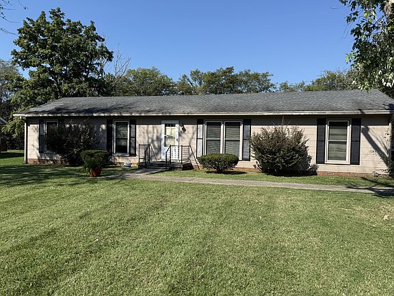 2nd image of 814 S Baird Ln