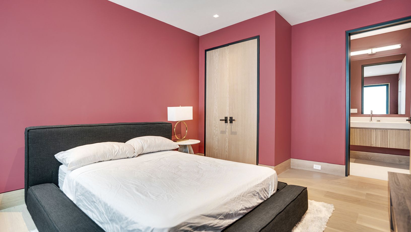  Lower level full bedroom ensuite with bath & tub as well. 