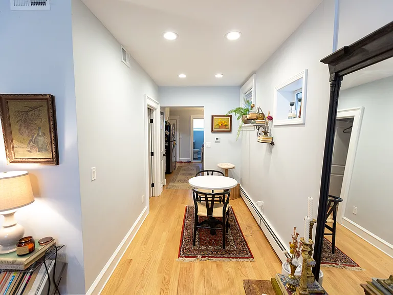2043 W Moffat St #G — Photo 7
