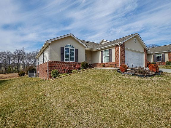 3rd image of 406 Willow Oak Cir