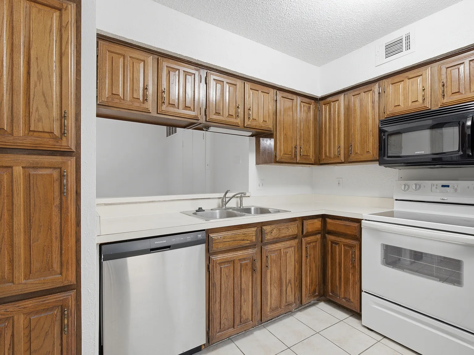 14800 Enterprise Dr — Photo 4