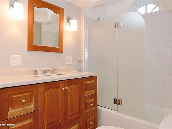 5th image of 2046 N Kenmore Ave #Coachhouse