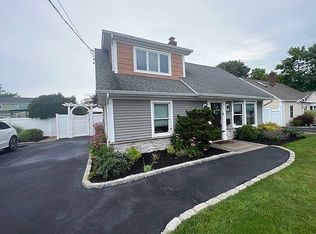 10 Mortimer Ave, Babylon, NY 11702