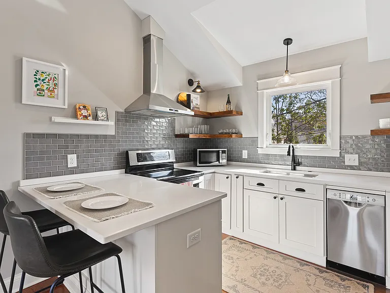 2113B Bernard Ave #B — Photo 5