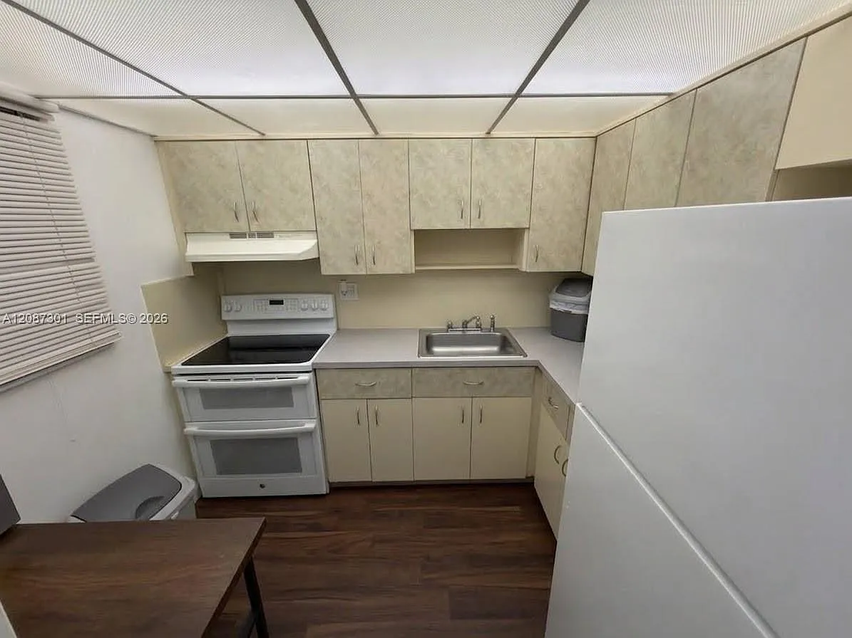 Parkside Towers Condo — Photo 3