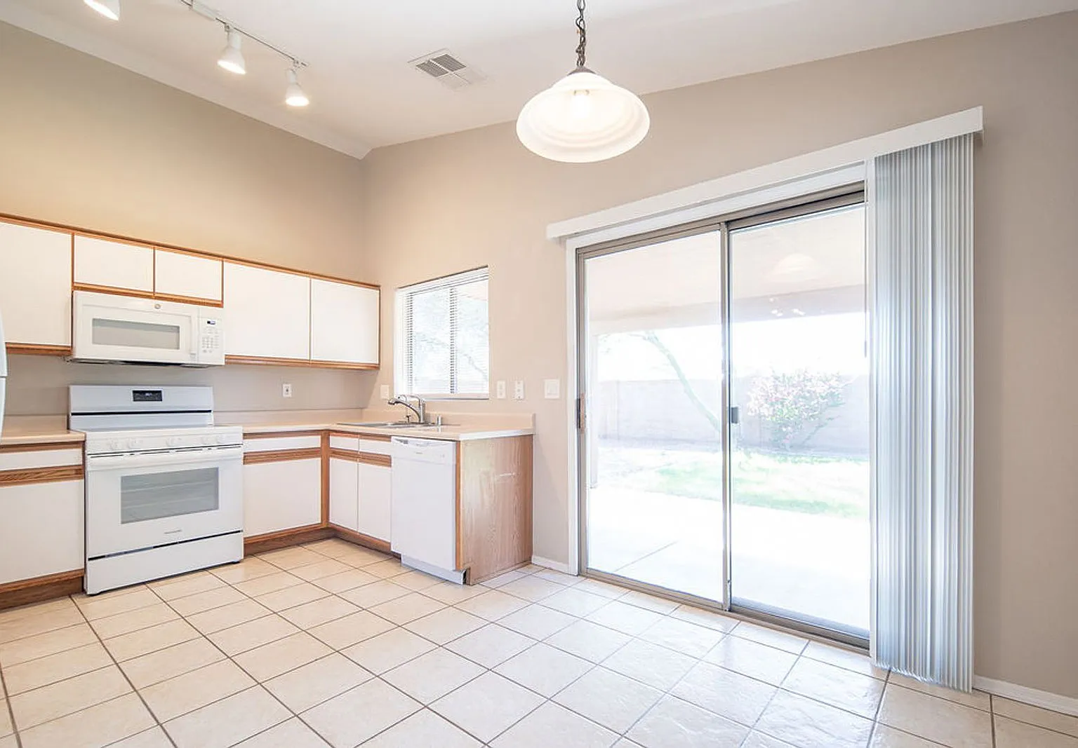 3 bed, 2.0 bath, 1062 sqft, $1,800 — Photo 4