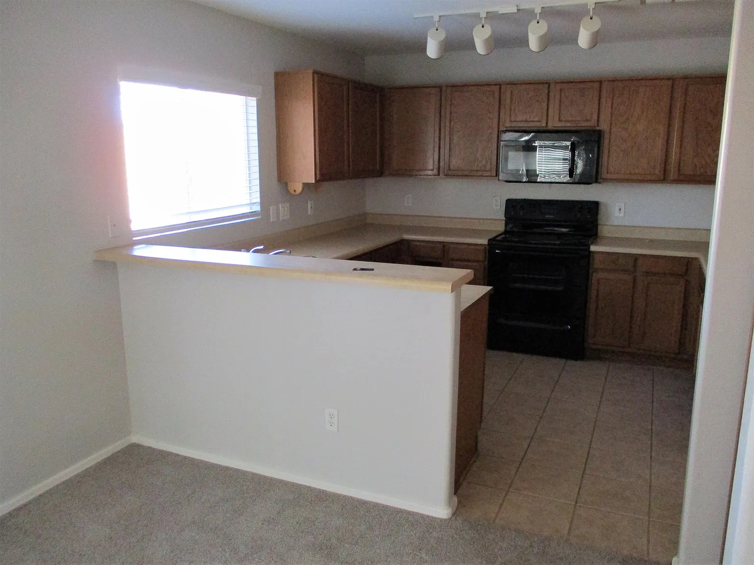 4 bed, 1937 sqft, $1,795 — Photo 2