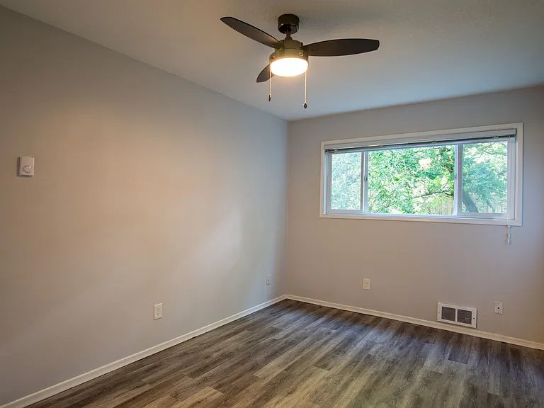 Off SE Belmont: Mid-Century 2Bdr w/Patio & Parking! — Photo 10