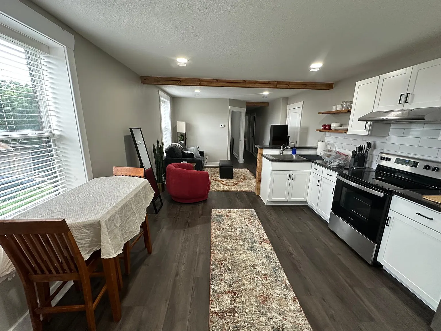 731 Lyons Ave — Photo 3