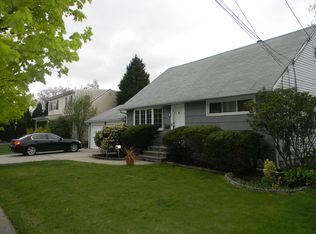 12 Smith St, Hicksville, NY 11801