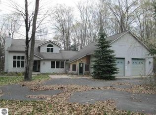 9360 Evergreen Dr, Traverse City, MI 49684