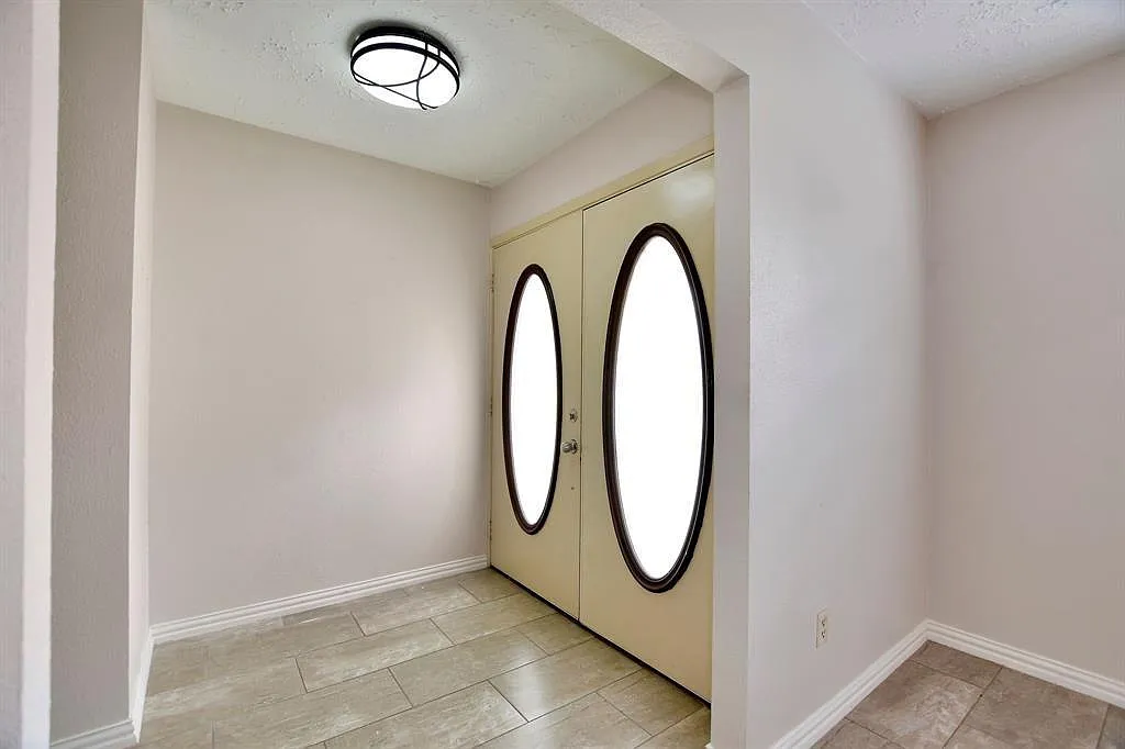 3 bed, 2.0 bath, 1963 sqft, $2,200 — Photo 3