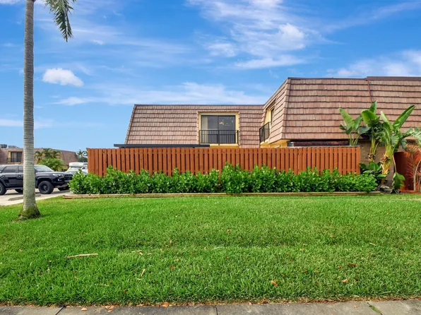 892 Springdale Circle, Palm Springs, FL 33461