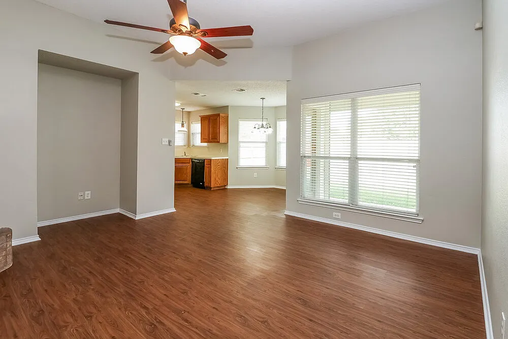 4 bed, 2.0 bath, 1561 sqft, $2,125 — Photo 3