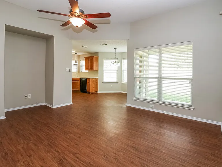 1012 SW Hillside Dr — Photo 3