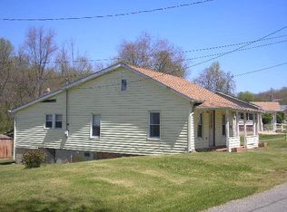 560 Shenandoah Dr, Glade Spring, VA 24340