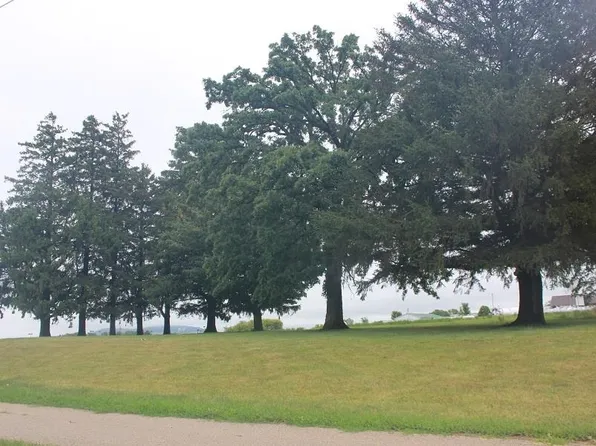 95 Means Dr, Platteville, WI 53818