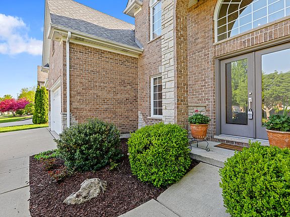 2nd image of 25846 Meadowland Cir