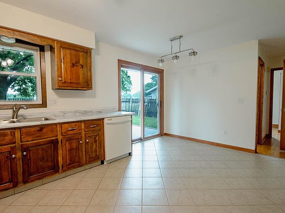 4th image of 2202 Garden Dr