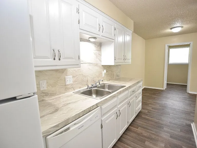 124 Carpenter Ct — Photo 16