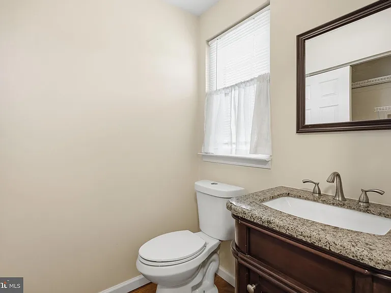 204 Livingston Ct — Photo 17