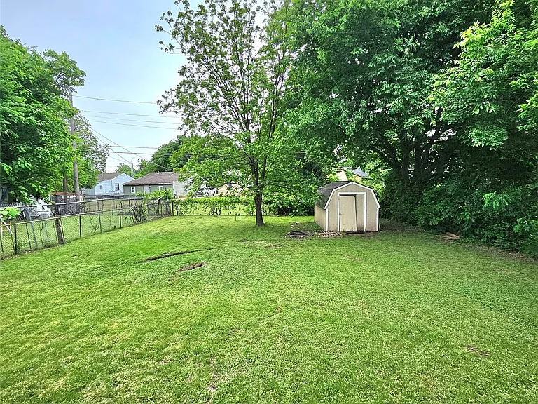 2040 E Woodrow Ct — Photo 8