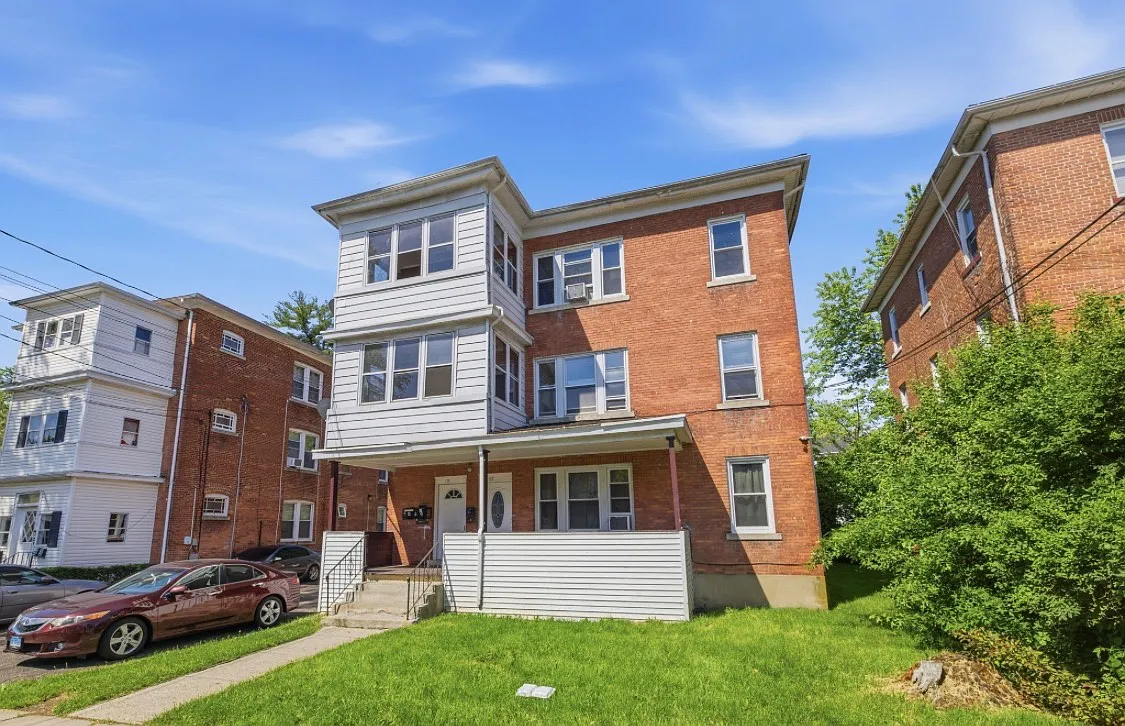 3 bed, 1100 sqft, $1,800 — Photo 1