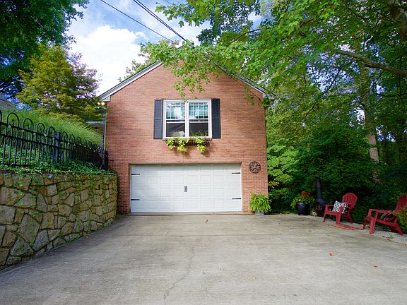 3rd image of 1412 Meadowcrest Dr