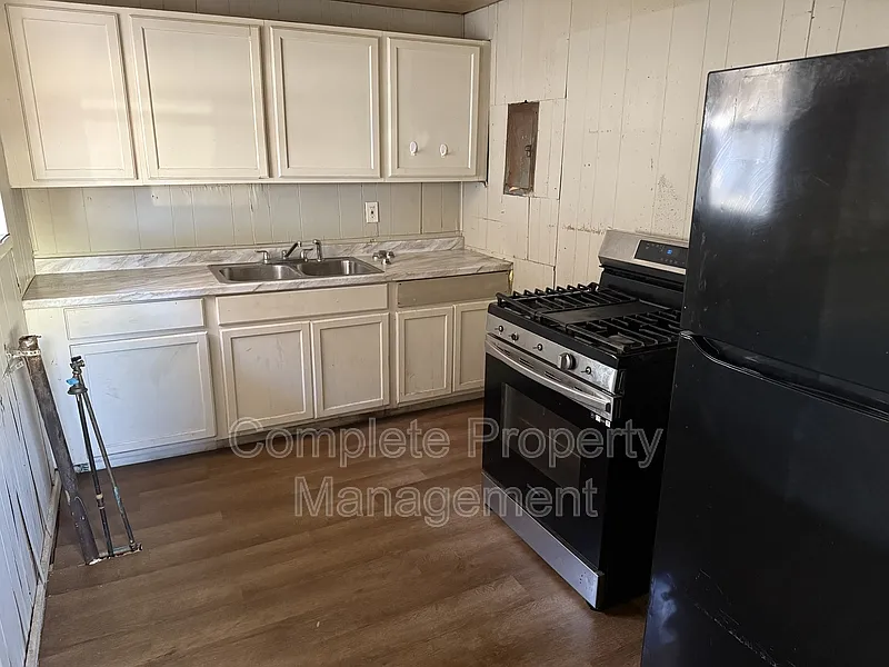 5 bed, 1.0 bath, 1094 sqft, $1,250 — Photo 2