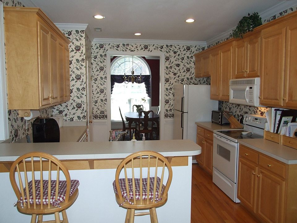 Kitchen is convenient to dining room and family room