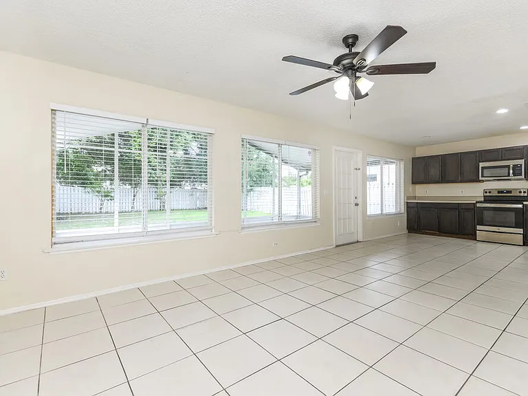 1231 Heather Lake Dr — Photo 8