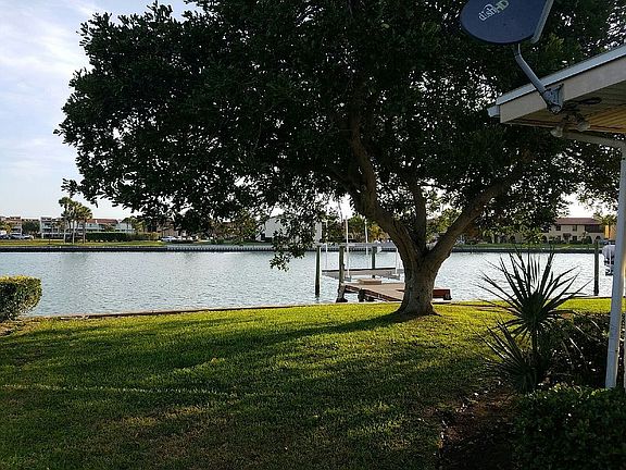 3rd image of 8 Island Dr