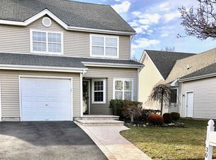 30 McGovern Dr, Melville, NY 11747