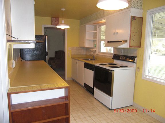 Kitchen w/eating space