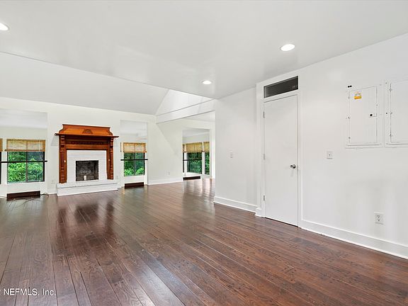 3rd image of 2226 Laurel Grove Ln W
