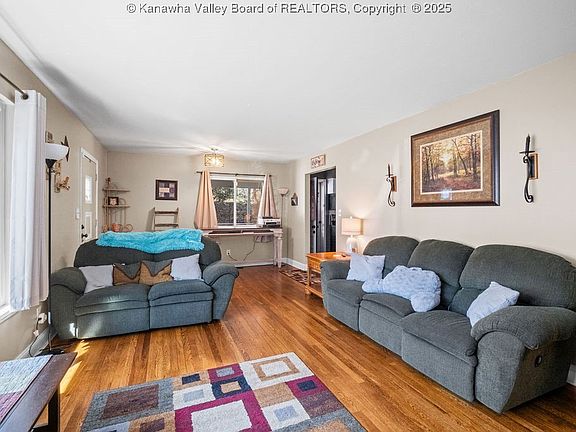 4th image of 812 Mayflower Dr