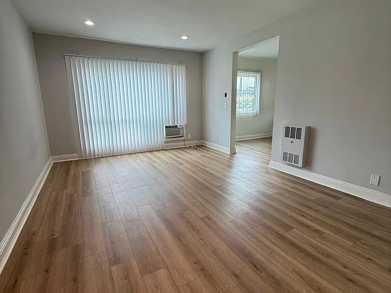 Encino Royal — Photo 18