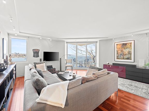 3rd image of 1575 Beach Ave #402