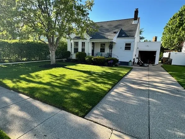 2 Campwood Ct, Cheektowaga, NY 14215